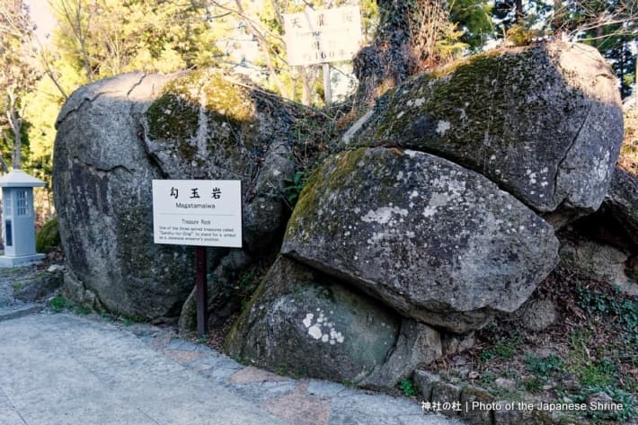 勾玉岩