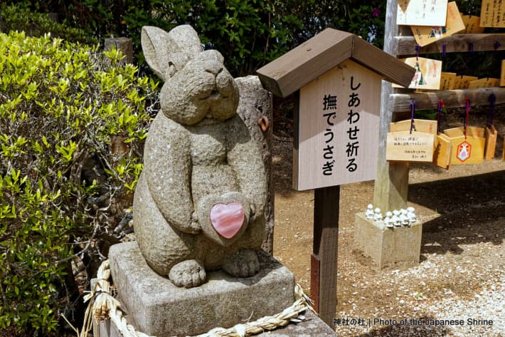しあわせを祈る撫でうさぎ